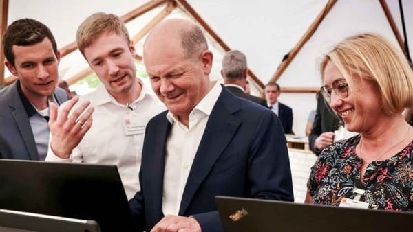Olaf Scholz tried out QM Interactive's Serious Game at the Democracy Festival